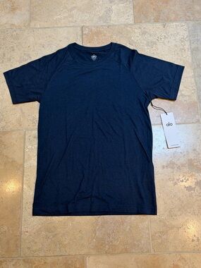 ALO Yoga Men's Navy The Triumph Crew Neck Tee- NWT